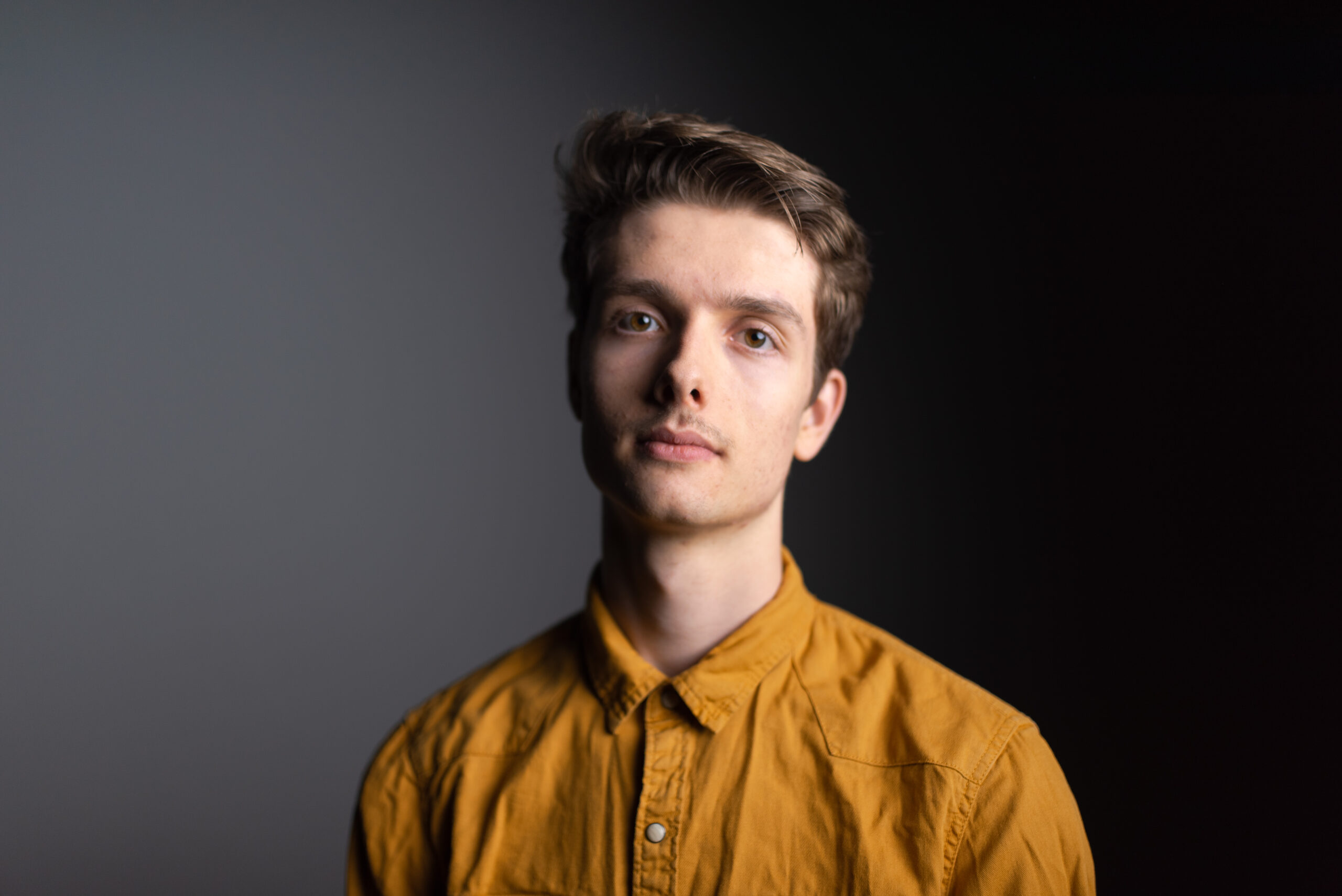 Ich bin 21 Jahre alt, Pianist und Komponist und studiere in Luzern klassische Musik. Ich brenne für die Musik, sei es Hintergrundmusik an einem Event, Musik für eine Werbung oder einen Film oder ein klassisches Konzert. Ich liebe es Live Musik zu machen und zu improvisieren oder auch zu produzieren oder komponieren.