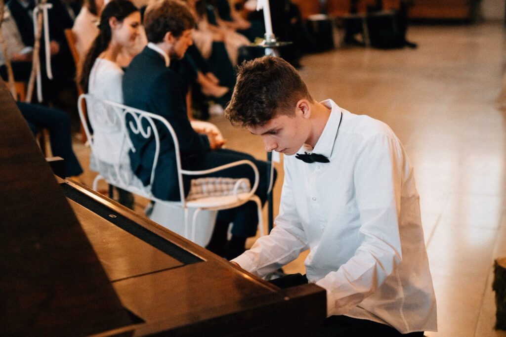Ich bin als Pianist tätig und biete mich sowohl als Solo-Pianist, Begleitung oder Teil einer grösseren Besetzung an. Ich kenne mich mit verschiedenen Stilen wie Jazz, Pop oder Klassik aus. Zusätzlich produziere ich auch Musik auf dem Computer für Filme oder andere multimediale Projekte und komponiere für Ensembles, Orchester oder Bands.